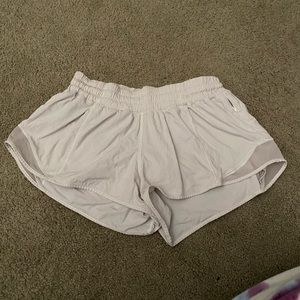 lulu lemon size 6 hotty hot shorts in white! 2.5 inch!